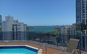 Flat com piscina, academia e vista para o mar